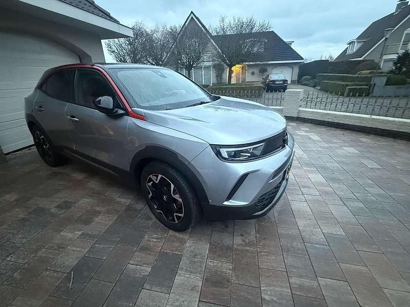 Grijs Occasion 2021 Opel Mokka SUV | € 16.950 (Eerlijke prijs) - Afbeelding 1/4