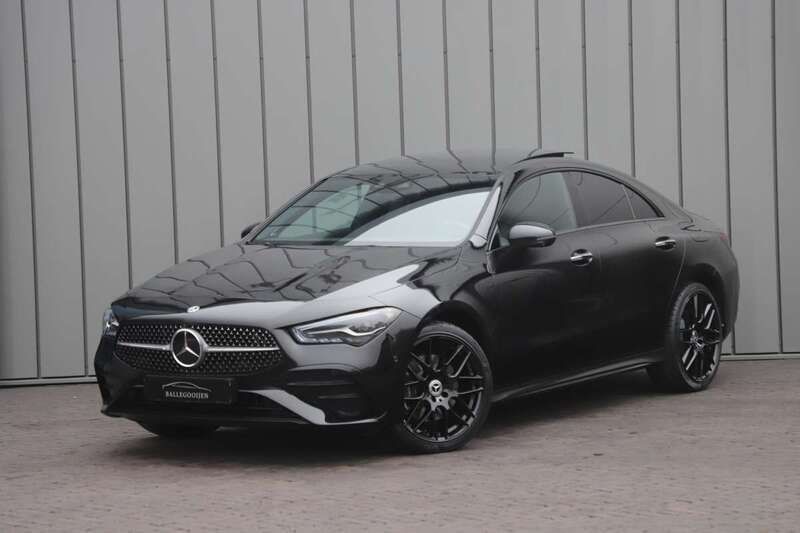 Zwart Gebruikt 2023 Mercedes CLA250e AMG Sedan | € 44.500 (Eerlijke prijs) - Afbeelding 1/4