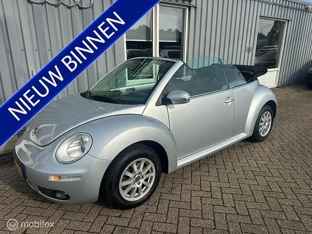 Grijs, metallic lak Gebruikt 2008 VW Beetle Trendline Cabriolet | € 5.999 (Eerlijke prijs) - Afbeelding 1/4