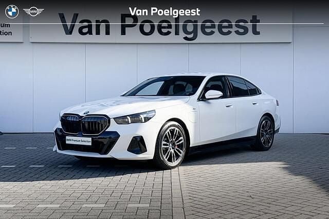 Alpinweiss Gebruikt 2025 BMW 550e Comfort Edition Sedan | € 86.900 - Afbeelding 1/4
