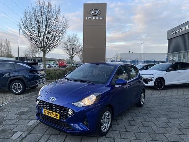 Intense blue (blauw metallic) Gebruikt 2021 Hyundai i10 Comfort Hatchback | € 12.995 (Eerlijke prijs) - Afbeelding 1/4