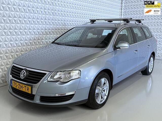 Blauw (metallic) Occasion 2008 VW Passat Comfortline Stationwagen | € 1.499 (Super prijs) - Afbeelding 1/4