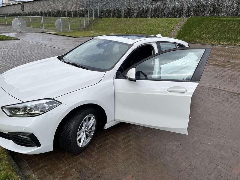 Wit Occasion 2020 BMW 118 Executive Hatchback | € 19.999 (Super prijs) - Afbeelding 1/4