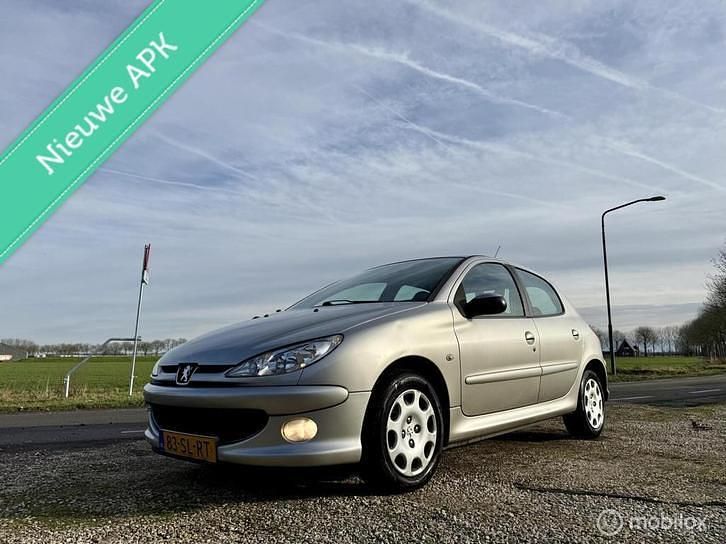 Grijs Occasion 2006 Peugeot 206 Hatchback | € 1.995 (Eerlijke prijs) - Afbeelding 1/4