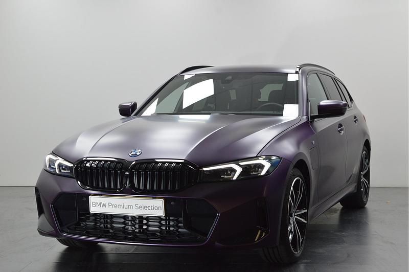Paars Gebruikt 2025 BMW 330e M Sport Stationwagen | € 55.950 (Eerlijke prijs) - Afbeelding 1/4