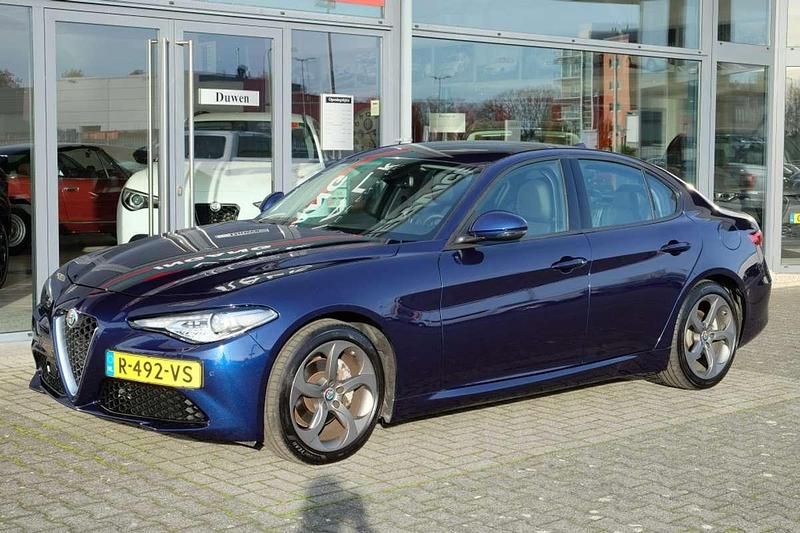 Blauw (metallic) Gebruikt 2020 Alfa Romeo Giulia Sedan | € 27.950 (Goede deal) - Afbeelding 1/4