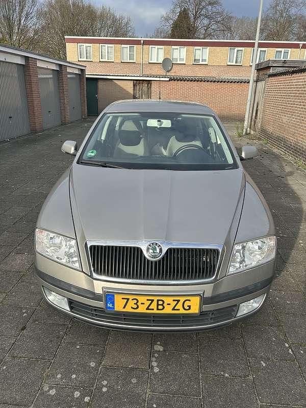 Beige Occasion 2008 Skoda Octavia Ambiente Sedan | € 5.000 (Eerlijke prijs) - Afbeelding 1/4