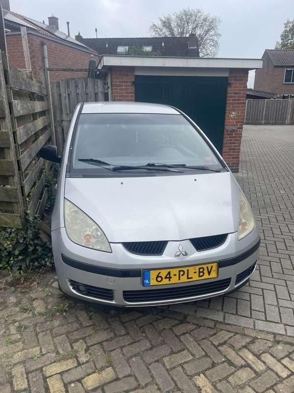 Grijs Gebruikt 2004 Mitsubishi Colt Invite Sedan | € 1.750 (Eerlijke prijs) - Afbeelding 1/4