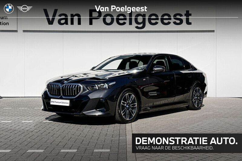 Grijs, metallic lak Gebruikt 2025 BMW i5 M Sport Sedan | € 85.900 - Afbeelding 1/4