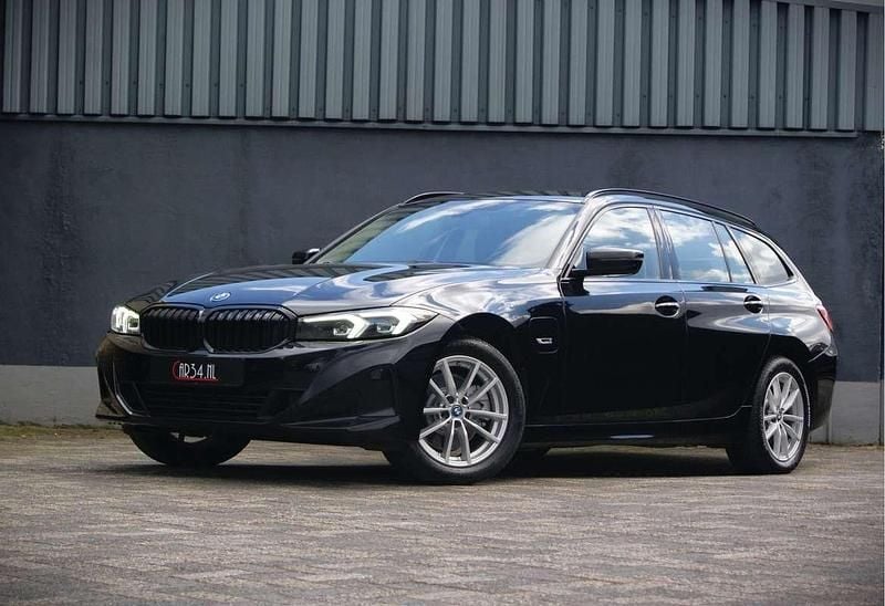 Zwart Occasion 2022 BMW 330e Shadowline Stationwagen | € 31.749 (Super prijs) - Afbeelding 1/4