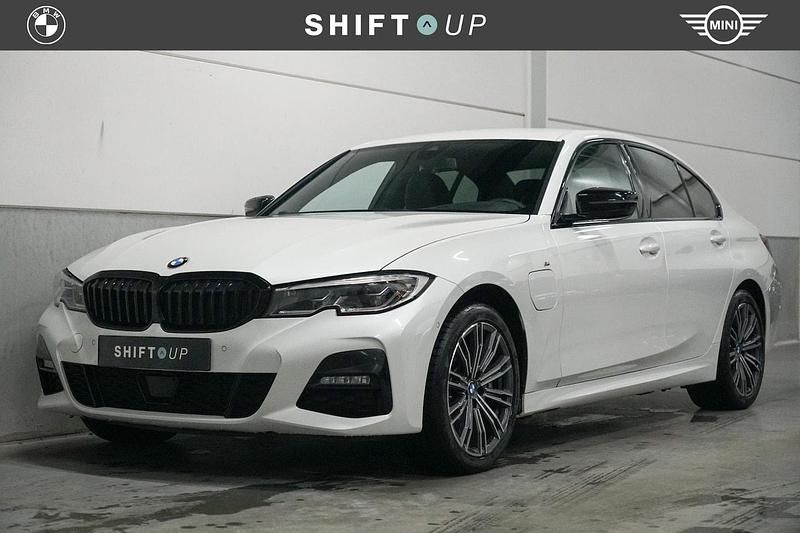 Wit Gebruikt 2020 BMW 330e M Sport Sedan | € 29.940 (Iets duurder) - Afbeelding 1/3