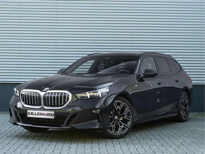 Zwart Gebruikt 2025 BMW 520 M Sport Stationwagen | € 59.875 (Super prijs) - Afbeelding 1/4