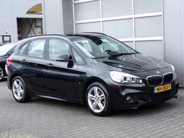Zwart Gebruikt 2017 BMW 218 Executive Stationwagen | € 14.450 (Eerlijke prijs) - Afbeelding 1/4