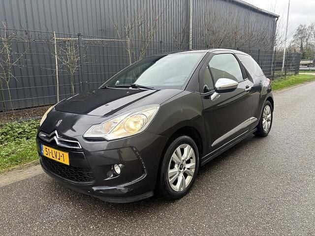 Zwart Gebruikt 2010 Citroën DS3 So Chic Hatchback | € 3.699 (Eerlijke prijs) - Afbeelding 1/4