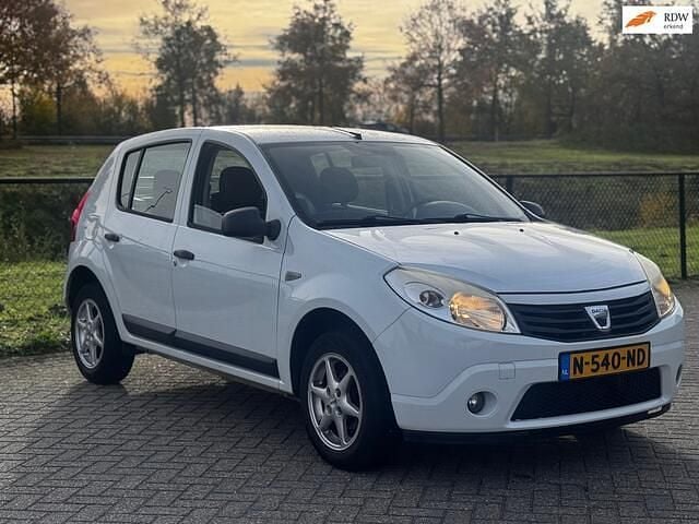 Wit Gebruikt 2012 Dacia Sandero Lauréate Hatchback | € 2.299 (Goede deal) - Afbeelding 1/4