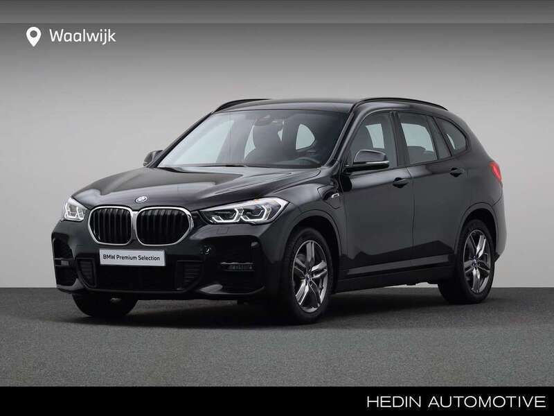 Zwart, metallic lak Gebruikt 2022 BMW X1 Comfort Edition SUV | € 34.440 - Afbeelding 1/4