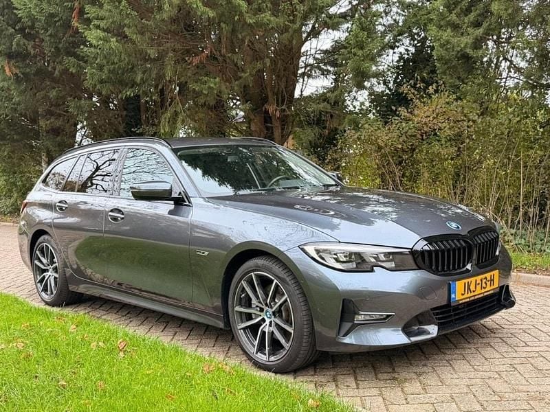 Grijs Gebruikt 2021 BMW 320 Sport Line Stationwagen | € 29.950 (Goede deal) - Afbeelding 1/4