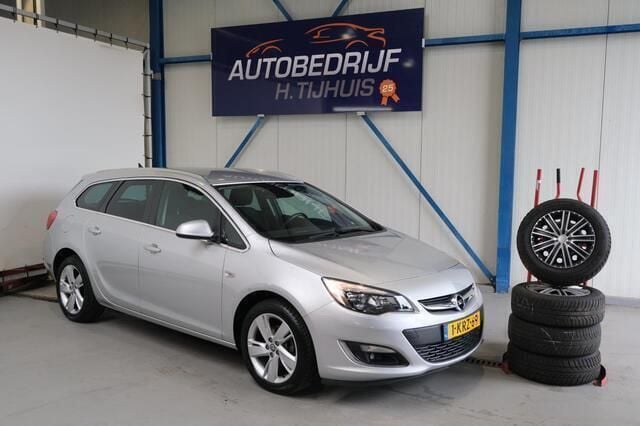 Grijs, metallic lak Gebruikt 2013 Opel Astra Edition Stationwagen | € 3.950 (Eerlijke prijs) - Afbeelding 1/4