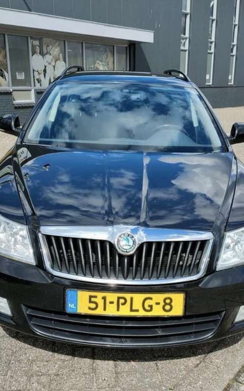 Zwart Gebruikt 2011 Skoda Octavia Ambition Stationwagen | € 2.950 (Iets duurder) - Afbeelding 1/4