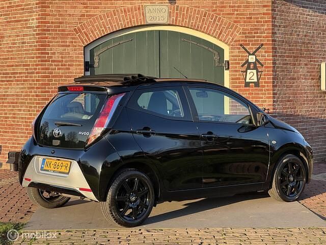 Occasion Toyota Aygo X-wave 69 PK (50 kW) 2017 Zwart Hatchback