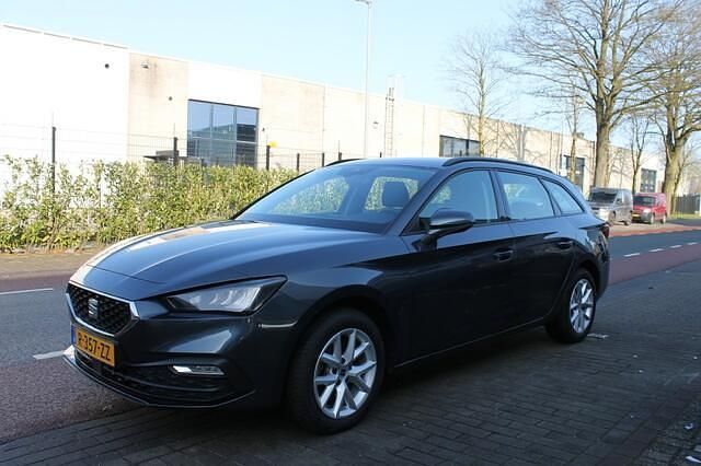 Grijs Occasion 2023 Seat Leon Reference Stationwagen | € 17.890 (Goede deal) - Afbeelding 1/4