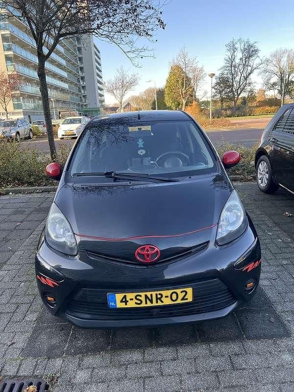 Zwart Gebruikt 2013 Toyota Aygo Hatchback | € 2.500 (Goede deal) - Afbeelding 1/4