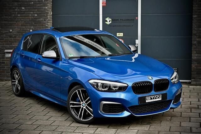 Blauw (metallic) Gebruikt 2017 BMW M140 Executive Hatchback | € 37.950 (Iets duurder) - Afbeelding 1/4