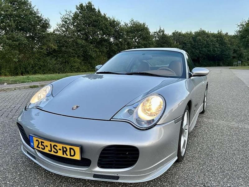 Zilver Gebruikt 2001 Porsche 911 Carrera 4 Coupé | € 41.996 (Goede deal) - Afbeelding 1/4
