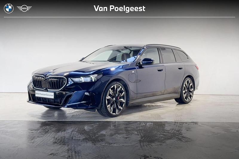 Blauw Occasion 2025 BMW 550e Comfort Edition Stationwagen | € 83.900 - Afbeelding 1/4