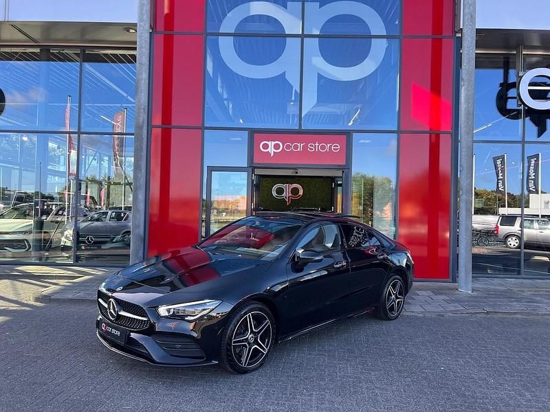 Zwart Gebruikt 2022 Mercedes CLA250e AMG line Sedan | € 35.999 - Afbeelding 1/4