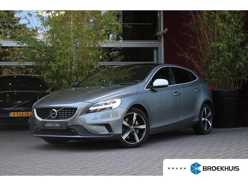 Grijs Gebruikt 2020 Volvo V40 Stationwagen | € 21.900 (Eerlijke prijs) - Afbeelding 1/4