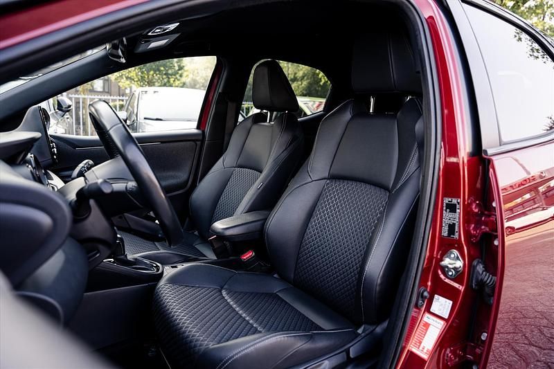 Occasion Toyota Yaris Hybrid Style 2021 Rood Hatchback