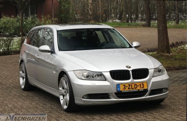 Grijs, metallic lak Gebruikt 2007 BMW 325 Executive Stationwagen | € 6.399 (Goede deal) - Afbeelding 1/4