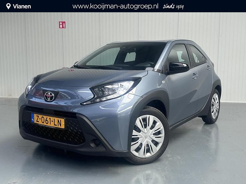 Celestite grey metallic (grijs metallic) Gebruikt 2024 Toyota Aygo X Play SUV | € 19.950 - Afbeelding 1/4