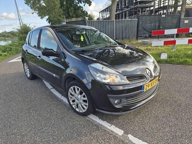 Zwart Gebruikt 2007 Renault Clio II Dynamique Hatchback | € 1.950 (Eerlijke prijs) - Afbeelding 1/4