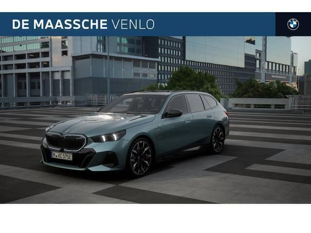 Grijs Nieuw 2025 BMW 530e M Sport Stationwagen | € 101.947 - Afbeelding 1/4