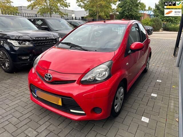 Rood Gebruikt 2013 Toyota Aygo Hatchback | € 2.899 (Goede deal) - Afbeelding 1/4