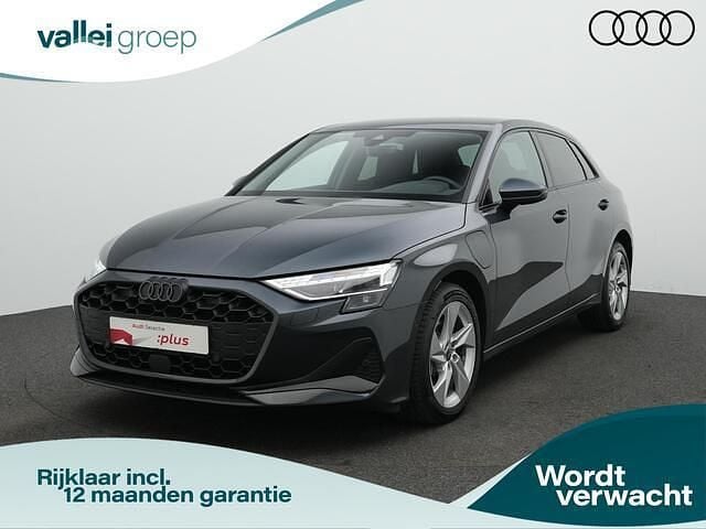 Grijs Occasion 2025 Audi A3 Sportback Advanced Hatchback | € 36.400 (Eerlijke prijs) - Afbeelding 1/4