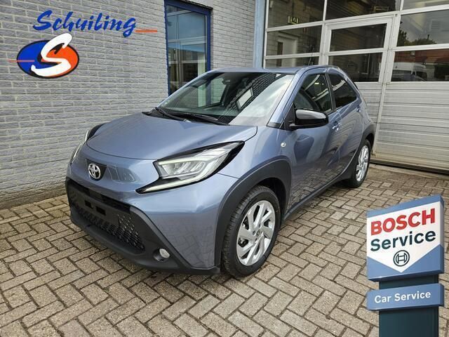 Grijs, metallic lak Gebruikt 2024 Toyota Aygo Active Hatchback | € 19.350 (Eerlijke prijs) - Afbeelding 1/4
