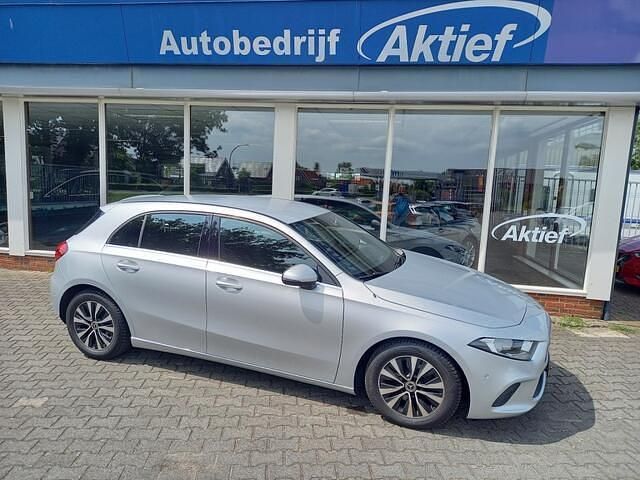 Grijs Gebruikt 2020 Mercedes A180 Business Hatchback | € 22.950 (Super prijs) - Afbeelding 1/4