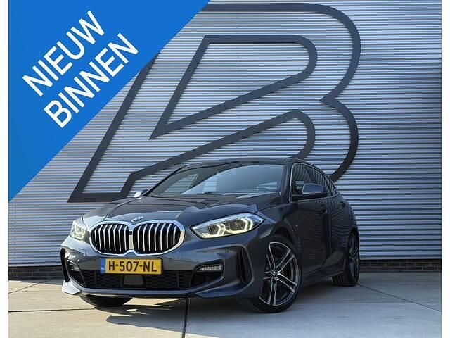 Grijs Occasion 2020 BMW 118 Executive Hatchback | € 20.449 (Goede deal) - Afbeelding 1/4