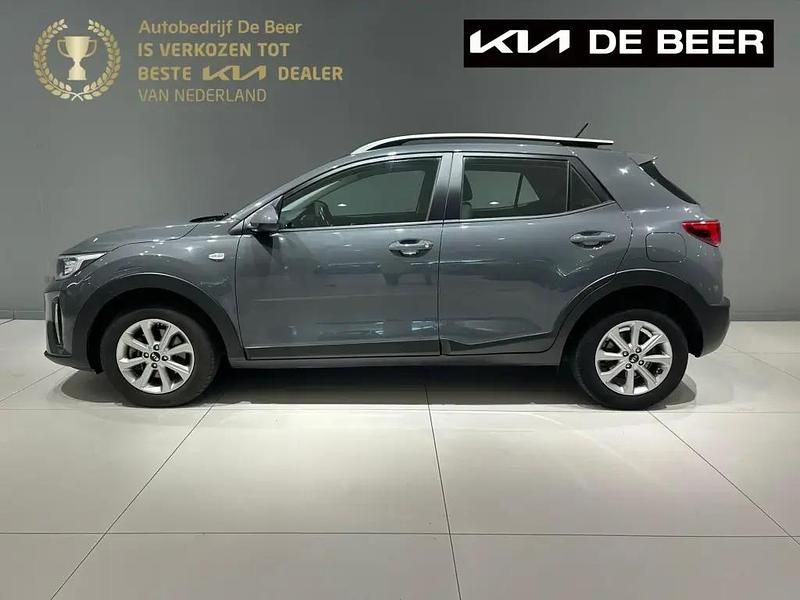 Perennial grey (grijs metallic) Gebruikt 2021 Kia Stonic SUV | € 14.995 (Eerlijke prijs) - Afbeelding 1/4