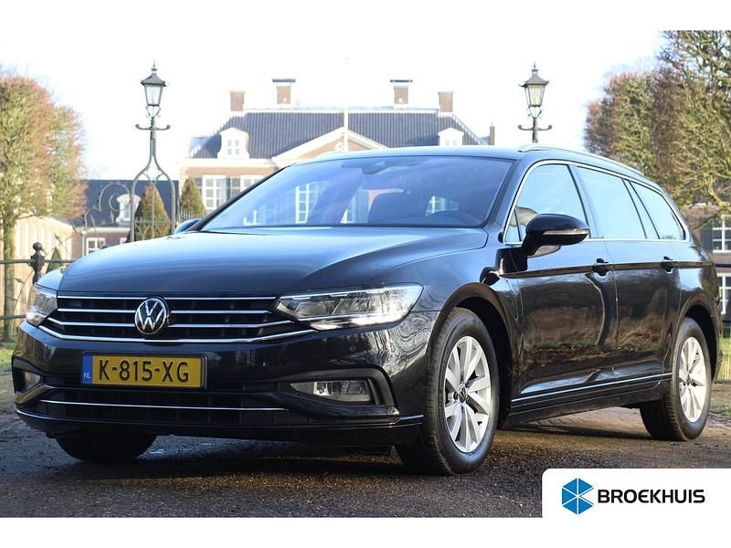 Zwart Occasion 2021 VW Passat Highline Stationwagen | € 25.895 (Duur) - Afbeelding 1/4