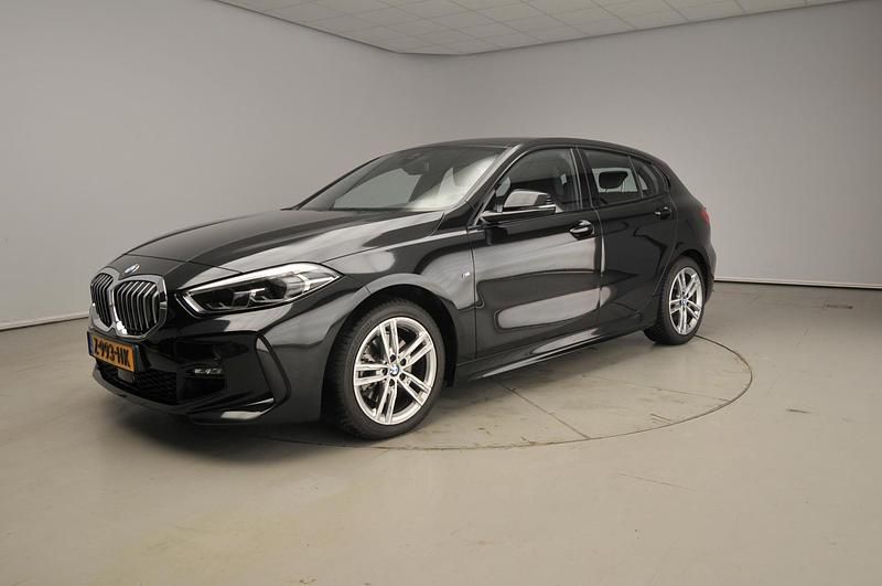 Zwart Occasion 2024 BMW 118 M Sport Hatchback | € 29.900 (Goede deal) - Afbeelding 1/4