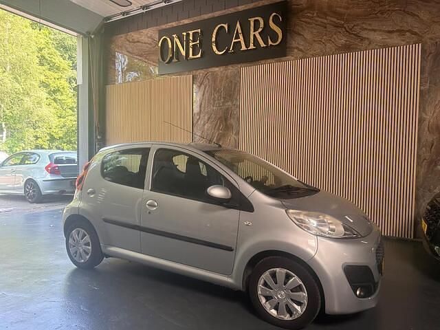 Grijs Gebruikt 2012 Peugeot 107 Active Hatchback | € 6.600 (Eerlijke prijs) - Afbeelding 1/4