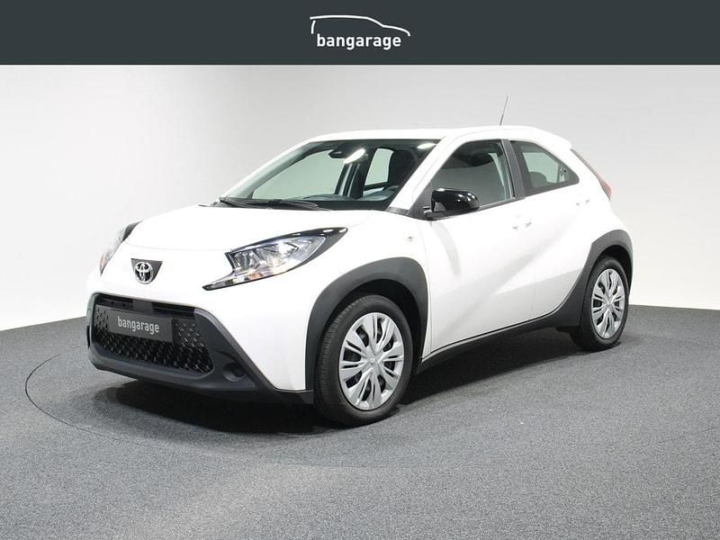 Wit Gebruikt 2022 Toyota Aygo Play Hatchback | € 16.995 (Goede deal) - Afbeelding 1/4