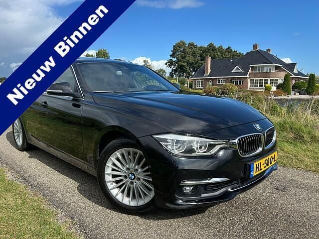 Zwart Gebruikt 2015 BMW 330 Luxury Line Sedan | € 10.950 (Eerlijke prijs) - Afbeelding 1/4