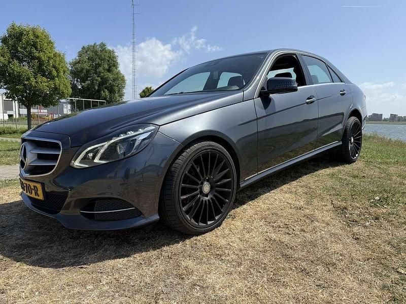 Grijs Gebruikt 2013 Mercedes E200 Avantgarde Sedan | € 13.750 (Goede deal) - Afbeelding 1/4
