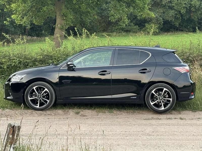 Zwart Gebruikt 2014 Lexus CT200h Luxury Line Hatchback | € 14.950 (Iets duurder) - Afbeelding 1/4
