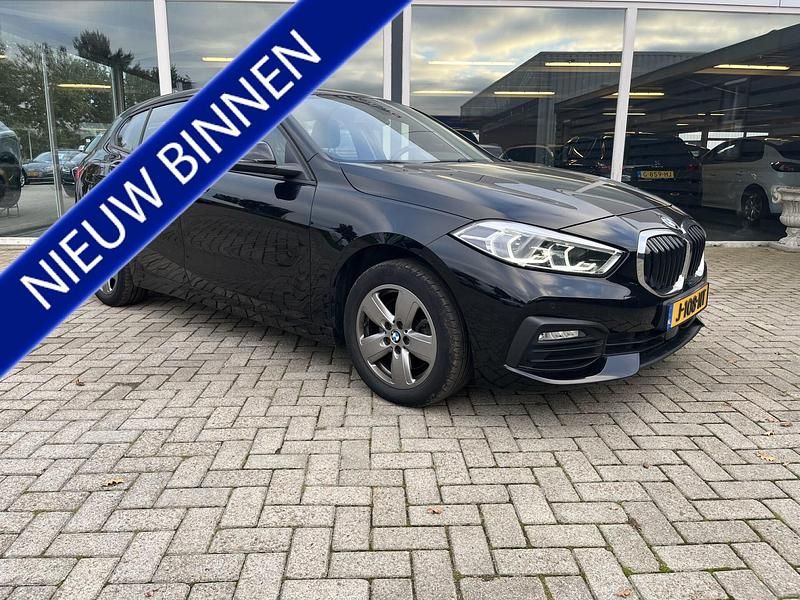 Zwart Gebruikt 2020 BMW 118 Executive Hatchback | € 17.950 (Eerlijke prijs) - Afbeelding 1/4